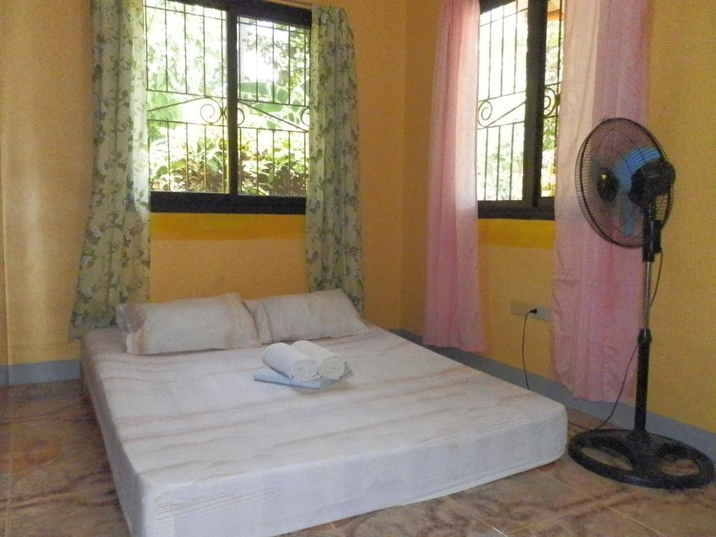 The Blue Pagong Aparthotel ปูแอร์โตกาเลรา ภายนอก รูปภาพ
